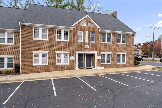 MOVE IN READY DAY SPA / MEDICAL OFFICE/ MASSAGE THERAPY SPACE FOR LEASE IN TYSONS CORNER