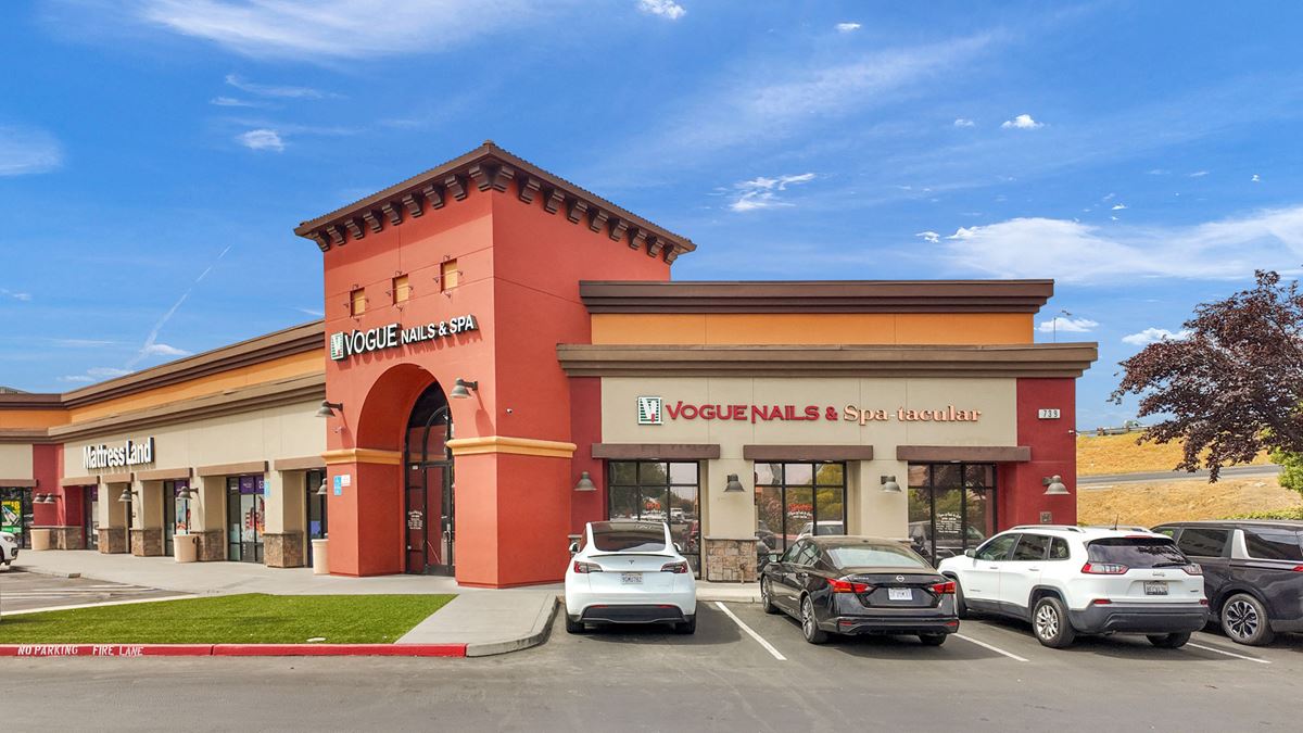 Tuscan Plaza Shopping Center: Prime Retail End Cap & Shop Space