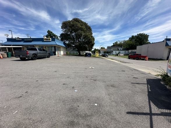 893 Jefferson Ave - 1,230+/- SF Retail Space