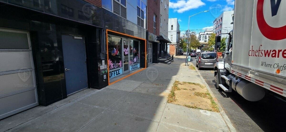 550 SF | 387 Manhattan Avenue | Glass Frontage Retail/Office Space For Lease