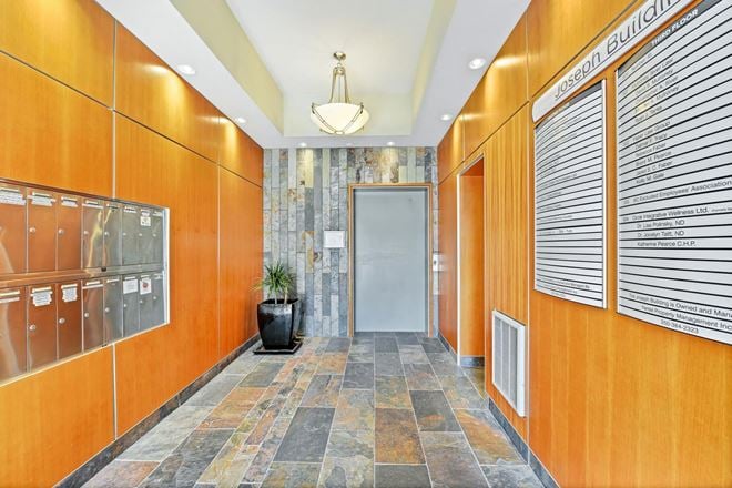852 Fort Street (214)