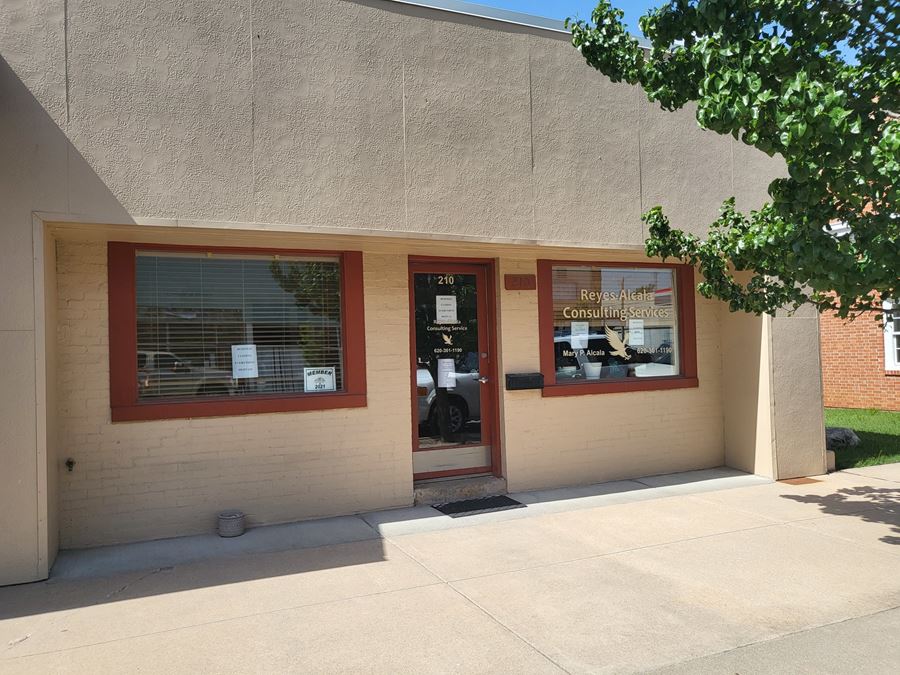 210 E. 9th Ave. 210 E 9th Ave., Winfield, KS Office Building