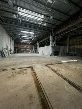 16,500 SF | 413 20th Street | Big Box Space With 24' Ceilings For Lease