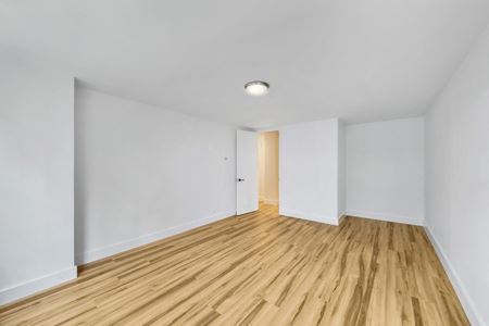 330-512  Space Photo Gallery 3