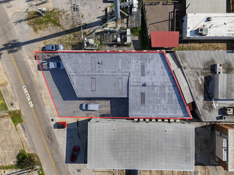 ±3,719 SF Retail / Warehouse Near Veterans Memorial Blvd
