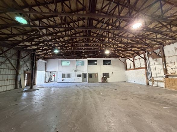 Office / Showroom / Warehouse ~ 17,000 SF Available