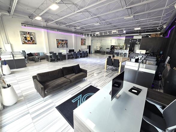 Freestanding Flex/Retail/Showroom