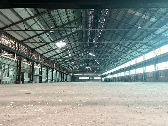 Clear Span, Crane-Served Building