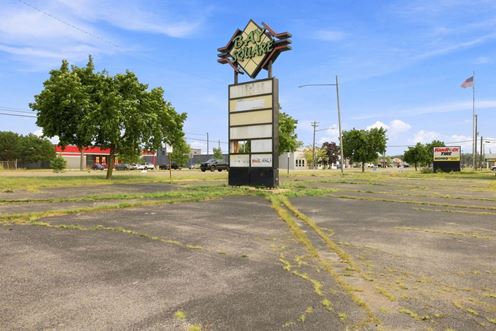 Bay Square Shopping Center | ±104,899 SF Value-Add Retail