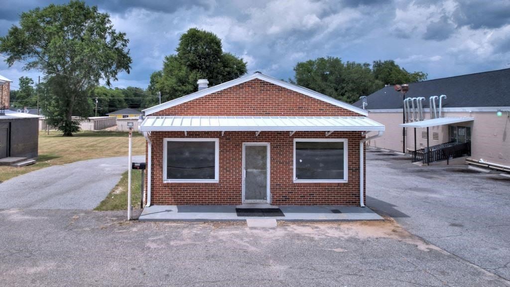 2215 E Broad Ave