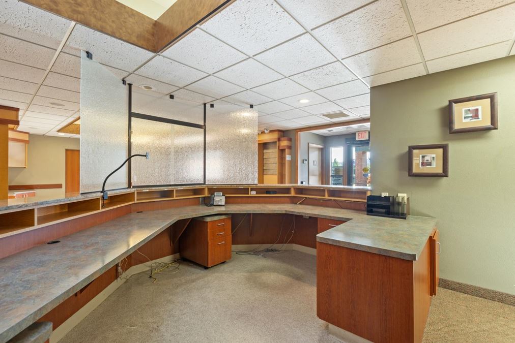 Professional or Medical Office Space in prime Roseburg location!