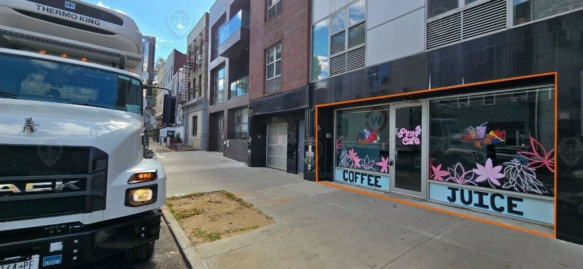 550 SF | 387 Manhattan Avenue | Glass Frontage Retail/Office Space For Lease