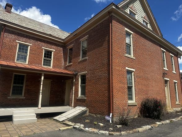 323 S Main St