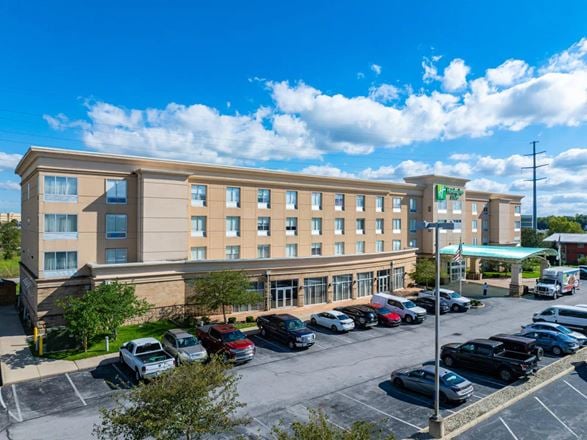 Lender-Owned | Holiday Inn & Suites | I-75 Highway Visibility