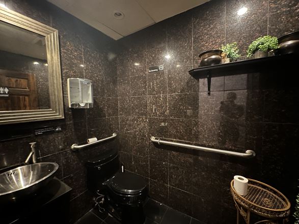 325 W 42nd St
