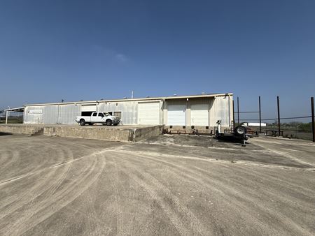 Photo of commercial space at 161 County Road 777 in Devine