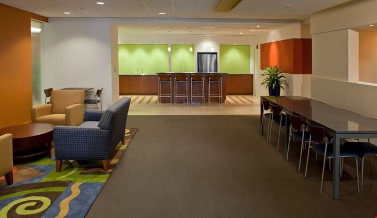 Carr Workplaces - AON Center Chicago