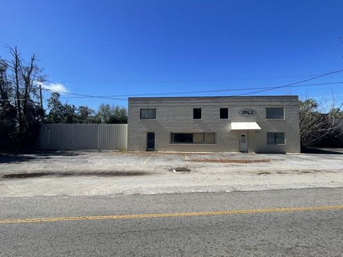 Pensacola Warehouse with Large Lay Down Area