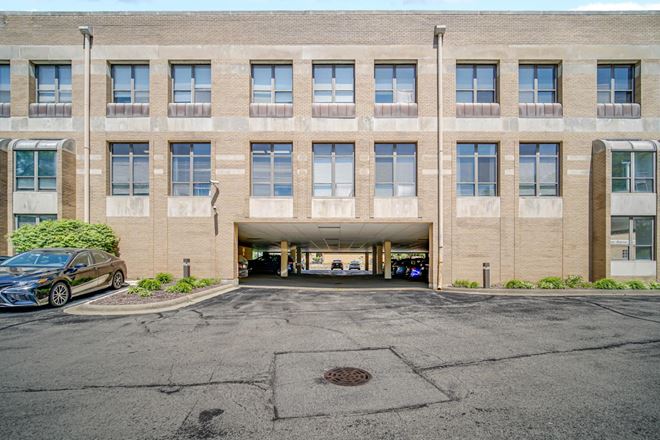 1S443 Summit Ave, Oakbrook Terrace, IL 60181