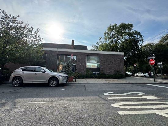 918 Pelham Pkwy S