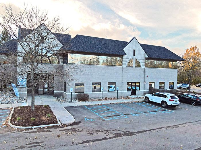 702 W Lake Lansing Rd
