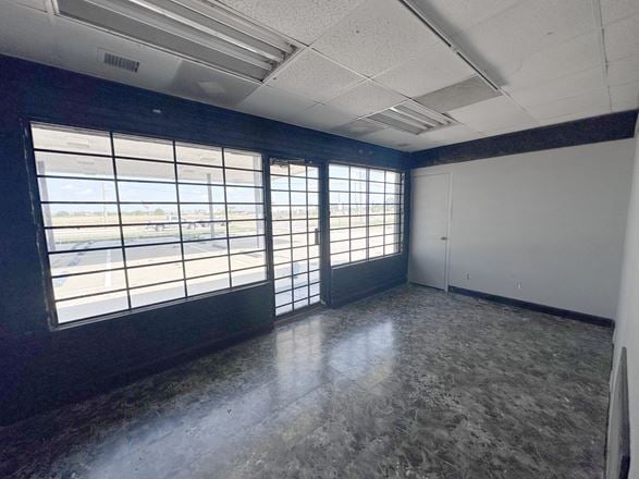 RETAIL/OFFICE NEAR SENECA & I-235