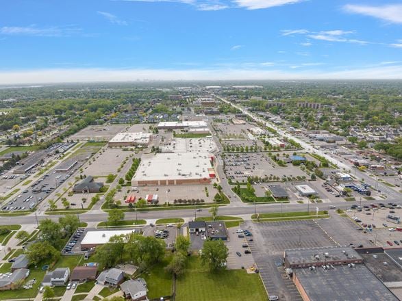 UNIVERSAL SHOPPING CENTER
