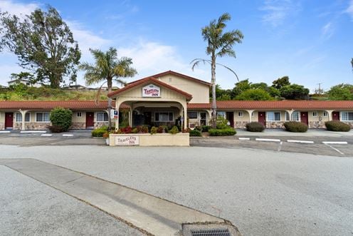 Traveler's Inn And Royal Inn