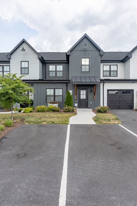 CONTEMPORARY TOWNHOUSE IN BRIDGEWATER FIELDS SUBDIVISION