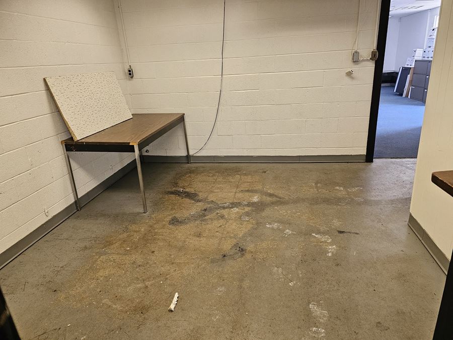 40 Comet Ave - 2,090+/- Office - Warehouse Space