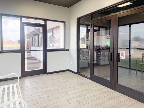C-Store With Commercial Kitchen off W Congress St