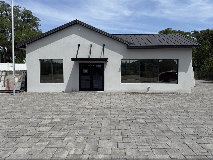 RARE 1.24 AC High-End Showroom/Offices/Warehouse- Hwy 41