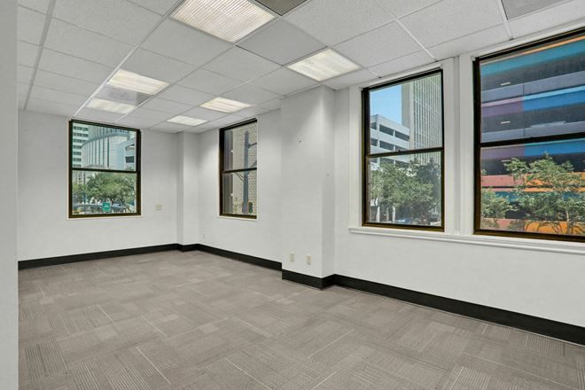 300 W Adams St
