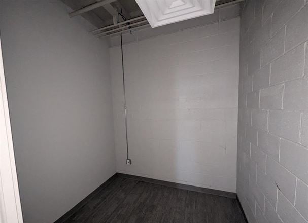 6035 N Knoxville Ave - Suites 103  & 105