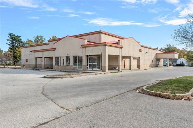 Retail space for Sale at 920 E North Grand Ave in Springfield