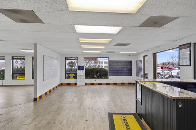 Warehouse with retail exposure to lease