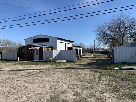 Open Warehouse, Office and Fenced Yard For Lease - New Braunfels