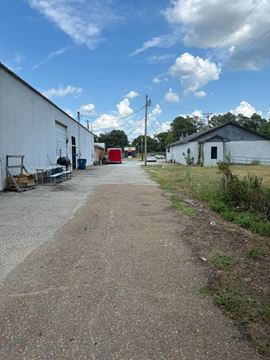 711 N Main St