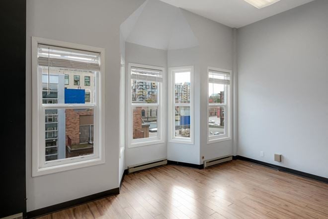 733 Johnson St (301)