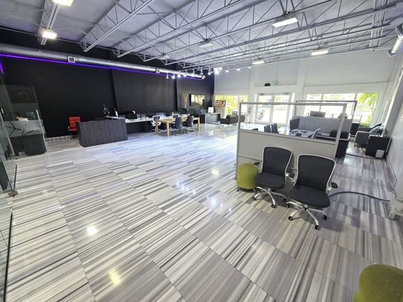 Freestanding Flex/Retail/Showroom