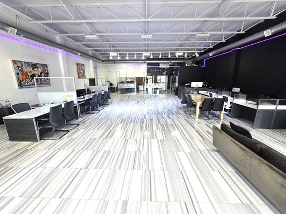 Freestanding Flex/Retail/Showroom