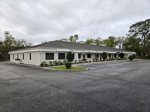 Premier 2,081± SF General Office Space in the Regal Oaks Plaza East Professional Center