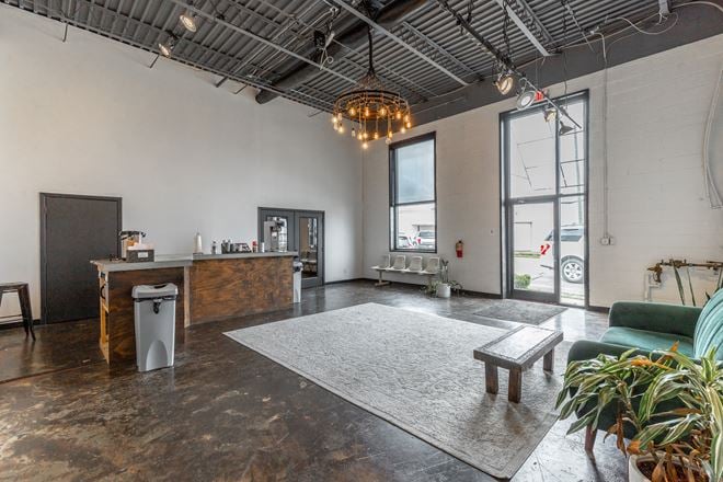Office/Retail 4,000 SF with Large Open Space 18' Ceilings on Rossville Ave