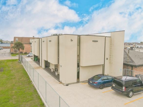 Second Floor Office Suites in Metairie
