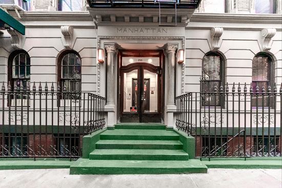255 W 22nd St