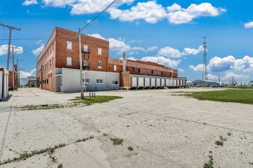 320 S Washington, Hutchinson