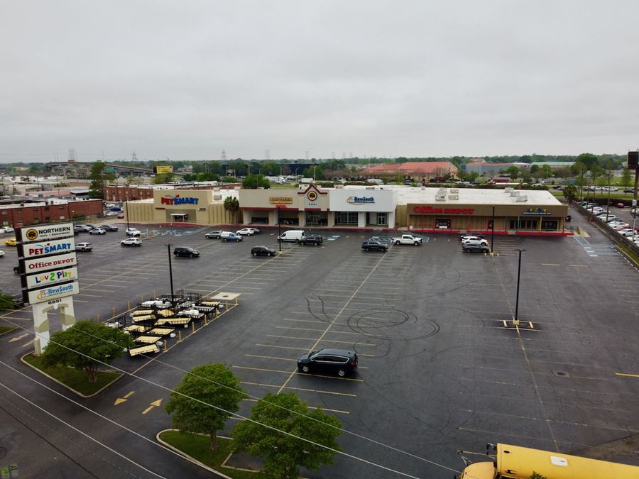 Retail Showroom/Warehouse Sublease