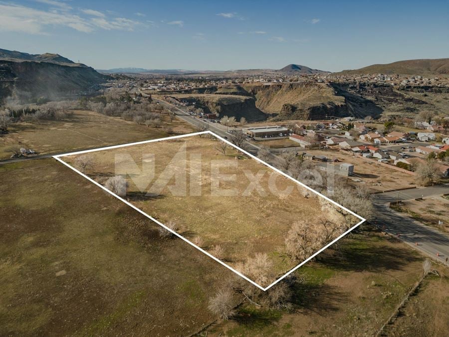 Corner Commercial Lot En Route to Zion National Park