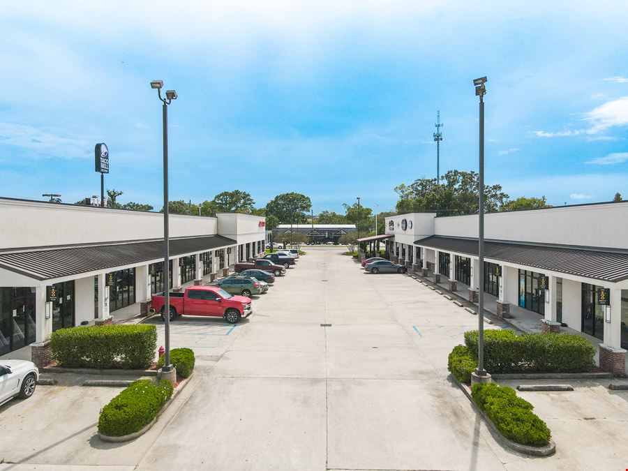 Turnkey Salon Suite For Lease in Airline Hwy Strip Center
