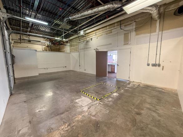 High-Visibility Retail, Showroom & Flex Space Near I-90
